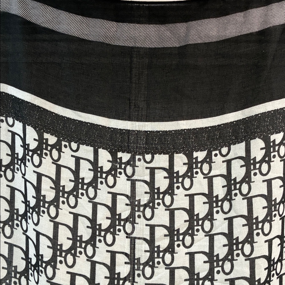 Elegant Black and White Patterned scarf - Picture 3 of 3